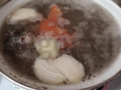 Skaidrus sultinys iš jautienos kaulo su mėsa Žingsnis 4