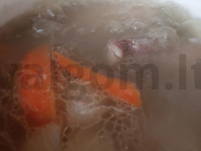 Skaidrus sultinys iš jautienos kaulo su mėsa Žingsnis 5