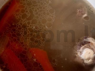 Skaidrus sultinys iš jautienos kaulo su mėsa Žingsnis 6