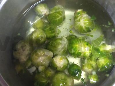 Briuselio kopūstų apkepas su kiaušinių-grietinėlės padažu ir sūriu Žingsnis 1