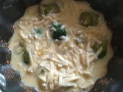 Briuselio kopūstų apkepas su kiaušinių-grietinėlės padažu ir sūriu Žingsnis 5