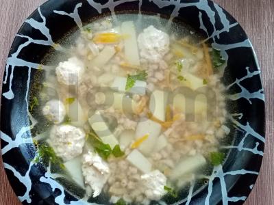 Sriuba su perlinėmis kruopomis ir vištienos kukuliais pagrindine nuotrauka