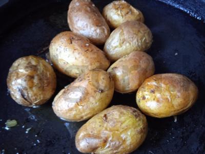 Kumpio bulvės, keptos su šalavijais Žingsnis 3