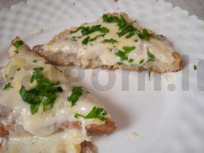 Tostai su kiaulienos faršu, mocarelos sūriu ir dorblu pagrindine nuotrauka