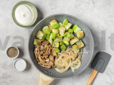 Bulvių salotos su keptomis pievagrybiais ir cukinijomis Žingsnis 1