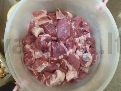 Tradiciškas kiaulienos šašlykas su actu, majonezu ir svogūnais Žingsnis 1