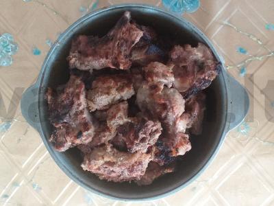 Tradiciškas kiaulienos šašlykas su actu, majonezu ir svogūnais pagrindine nuotrauka