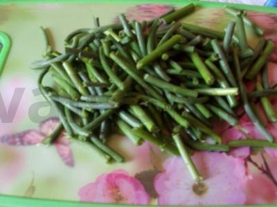 Jaunų česnako ūglių aliejus Žingsnis 1