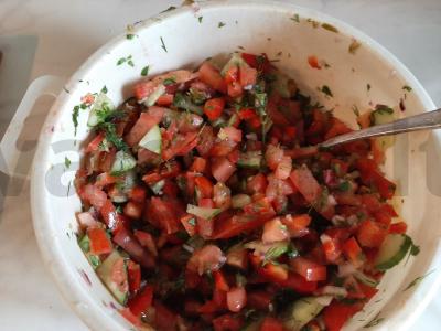 Šviežių daržovių salotas su rukola ir jalapeño pipirais pagrindine nuotrauka