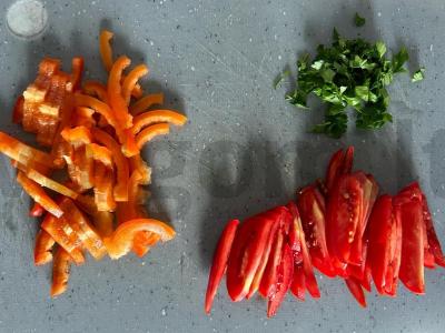 Cukinijų ritinys su lydytu sūriu ir pomidoru Žingsnis 6