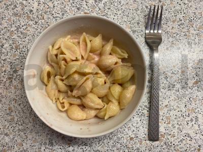 Makaronai pomidorų-majonezo padaže pagrindine nuotrauka