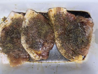 Kiaulienos kotletai su kaimiškais bulvėmis Žingsnis 1