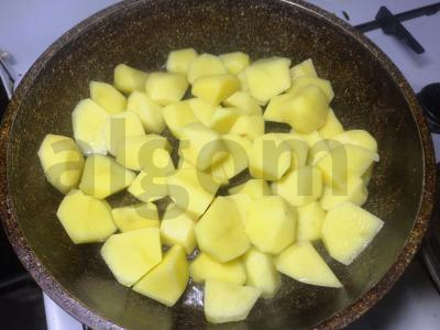 Kiaulienos kotletai su kaimiškais bulvėmis Žingsnis 4