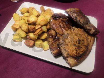 Kiaulienos kotletai su kaimiškais bulvėmis pagrindine nuotrauka