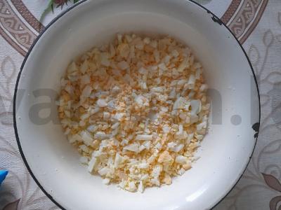 Kefyro pyragas su žaliu svogūnu ir kiaušiniu Žingsnis 1