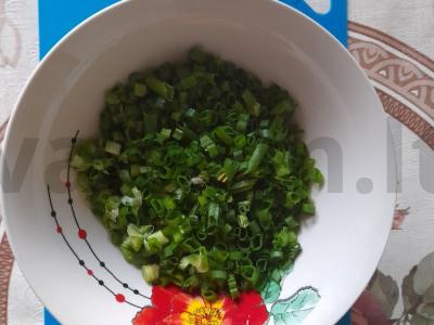 Kefyro pyragas su žaliu svogūnu ir kiaušiniu Žingsnis 2