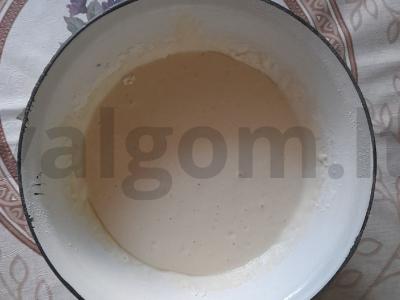 Kefyro pyragas su žaliu svogūnu ir kiaušiniu Žingsnis 3