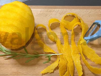 Brusnicų gėrimas su apelsinu ir rozmarinu Žingsnis 1