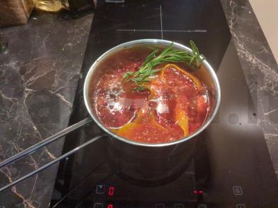 Brusnicų gėrimas su apelsinu ir rozmarinu Žingsnis 3