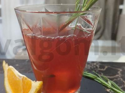 Brusnicų gėrimas su apelsinu ir rozmarinu pagrindine nuotrauka