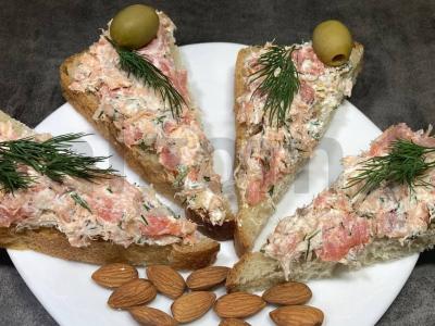 Lašišų rietė su migdolais pagrindine nuotrauka