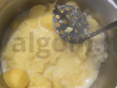 Bulvių-mėsos apkepas su morkomis ir majonezu Žingsnis 2