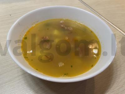 Žirnių sriuba su rūkytais mėsos gaminiais pagrindine nuotrauka