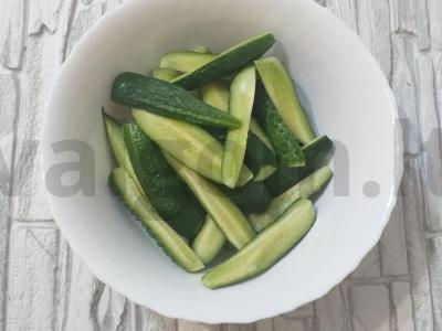 Mažai sūdyti agurkai maišelyje su česnaku ir krapais Žingsnis 1