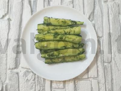 Mažai sūdyti agurkai maišelyje su česnaku ir krapais pagrindine nuotrauka