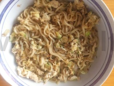 Makaronai su cukinija ir kiaušiniu ant šoninės pagrindine nuotrauka