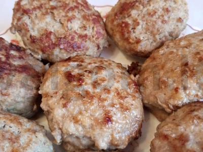 Sultingi kotletai iš mėsos faršo su kopūstais ir svogūnais pagrindine nuotrauka