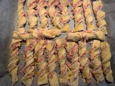 Šoninės ir sūrio „Sukta“ lazdelės Žingsnis 7