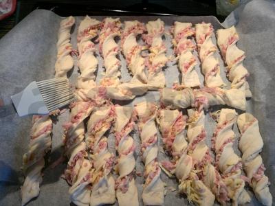 Šoninės ir sūrio „Sukta“ lazdelės Žingsnis 8