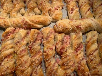 Šoninės ir sūrio „Sukta“ lazdelės pagrindine nuotrauka