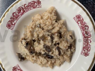 Ryžių košė su džiovintais slyvomis lėtoje viryklėje pagrindine nuotrauka