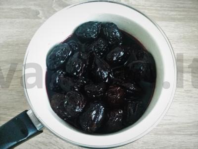 Paprastas desertas su džiovintais slyvomis ir grietinėlėmis Žingsnis 1