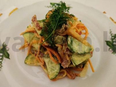 Sotūs salotas su sūrio rūkyta dešra ir triušiu pagrindine nuotrauka