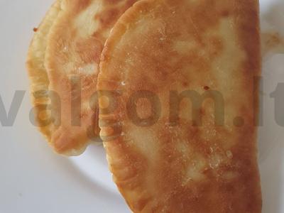 Kibinai iš nesaldinto mielinio tešlos pagrindine nuotrauka