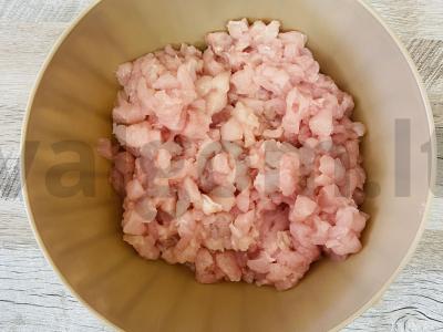 Smulkintos vištienos kotletai su sūrio padažu Žingsnis 1