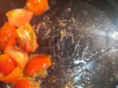 Skani makaronų patiekalas su pomidorų sultimis, pomidorais, žolelėmis ir sūriu Žingsnis 1