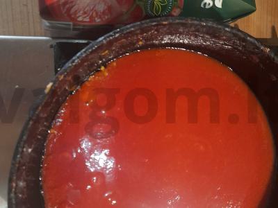 Skani makaronų patiekalas su pomidorų sultimis, pomidorais, žolelėmis ir sūriu Žingsnis 3