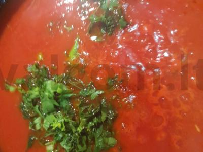 Skani makaronų patiekalas su pomidorų sultimis, pomidorais, žolelėmis ir sūriu Žingsnis 4