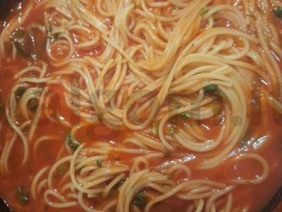 Skani makaronų patiekalas su pomidorų sultimis, pomidorais, žolelėmis ir sūriu Žingsnis 6