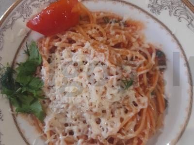 Skani makaronų patiekalas su pomidorų sultimis, pomidorais, žolelėmis ir sūriu pagrindine nuotrauka