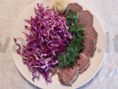 Virta kalba su raudonųjų kopūstų pagrindine nuotrauka