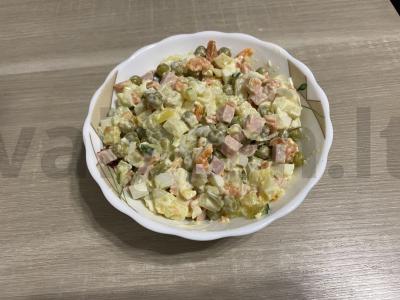 Mėgstama olivje salotos pagrindine nuotrauka