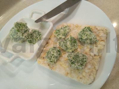 Kvapnus sviestas su krapais ir česnaku pagrindine nuotrauka