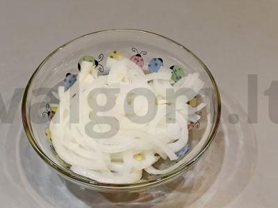 Salotas „Trio“ su vištienos krūtinėle, svogūnais ir kiaušiniu Žingsnis 1