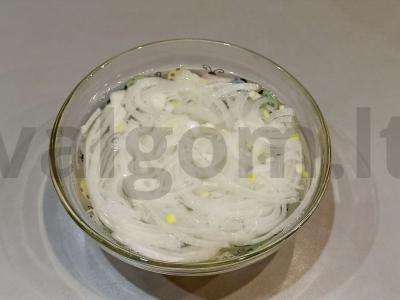 Salotas „Trio“ su vištienos krūtinėle, svogūnais ir kiaušiniu Žingsnis 2