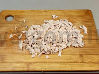 Salotas „Trio“ su vištienos krūtinėle, svogūnais ir kiaušiniu Žingsnis 3